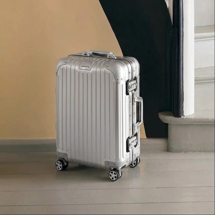 Polished Silver Vertical Fluted Hard Shell Rolling Travel Case Reinforced Edge Caps